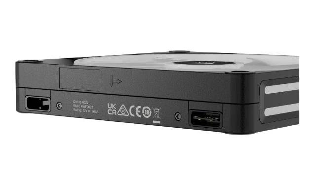 Eine schwarze elektronische Schachtel mit Anschlüssen und Sicherheitskennzeichnungen auf der Seite.