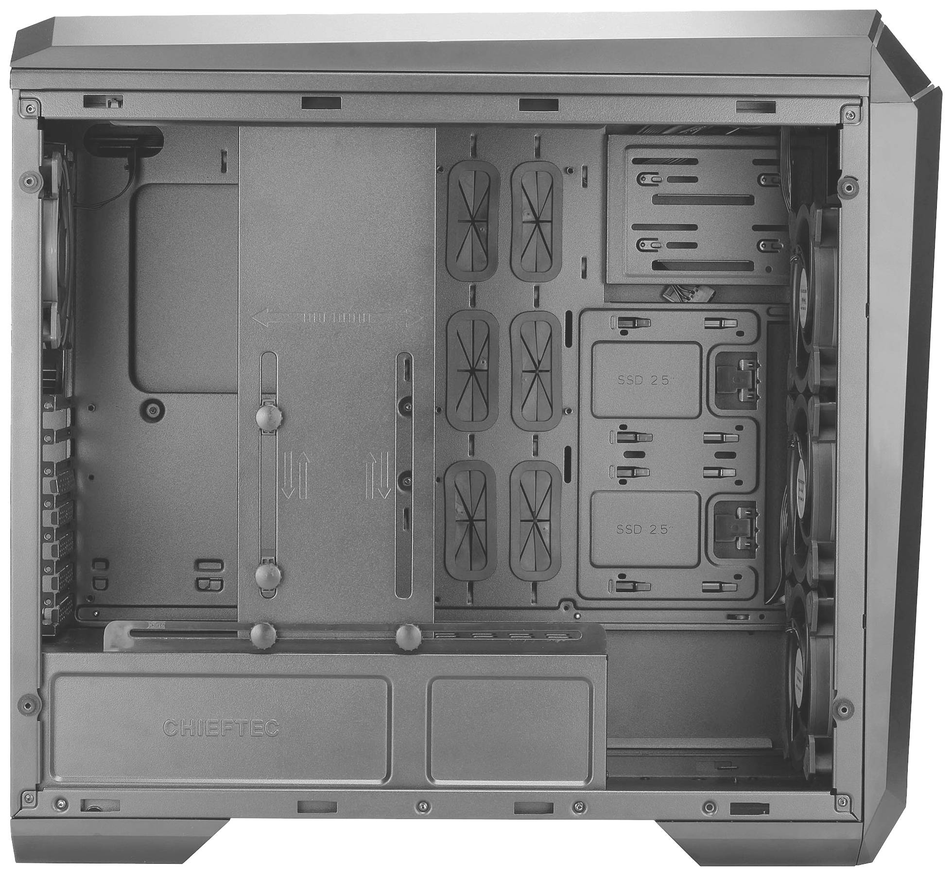 Schwarzes Computergehäuse mit offenem Innenraum. Platz für mehrere Festplatten und Lüfter sichtbar. Minimalistisches Design.