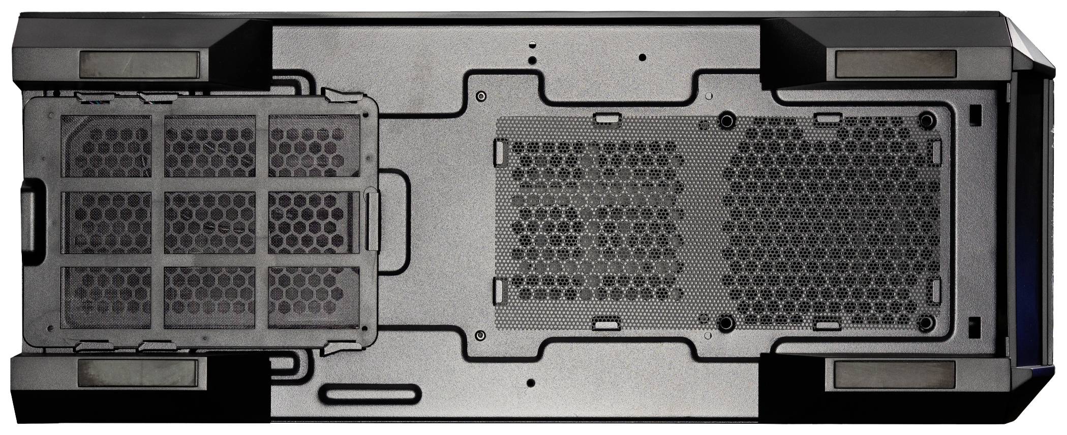 Ein Computergehäuse von unten mit zwei abnehmbaren Staubfiltern und rutschfesten Gummifüßen. Ideal zur Belüftung und Stabilität.