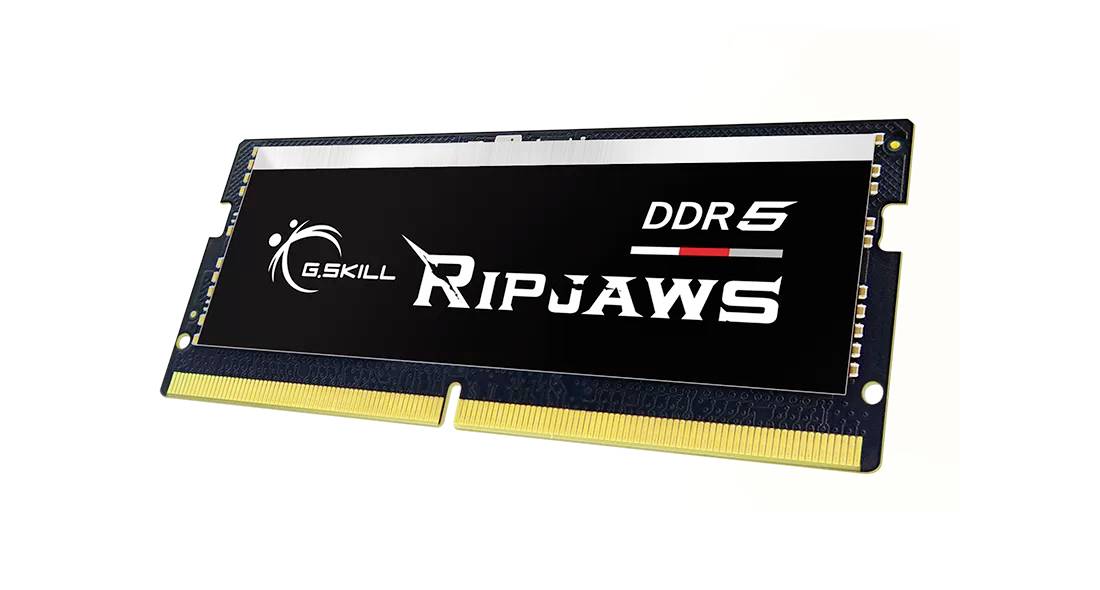 Ein RAM-Modul mit der Aufschrift 'G.SKILL Ripjaws DDR5', schwarzer Hintergrund, gelbe Anschlüsse unten, technologischer Kontext.