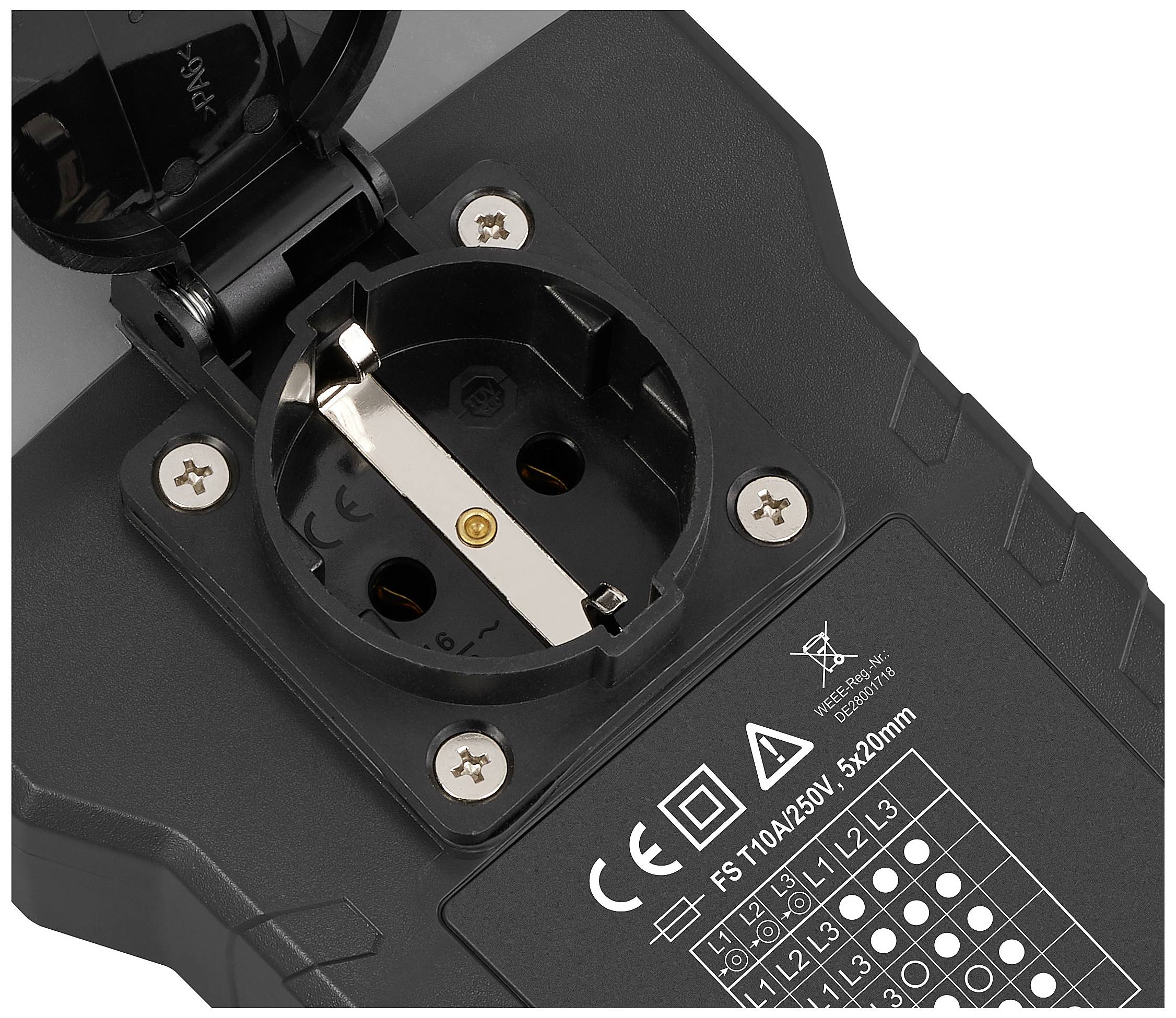 Nahaufnahme einer Steckdose mit mehrere technischen Angaben und Symbolen auf einer schwarzen Grundplatte.