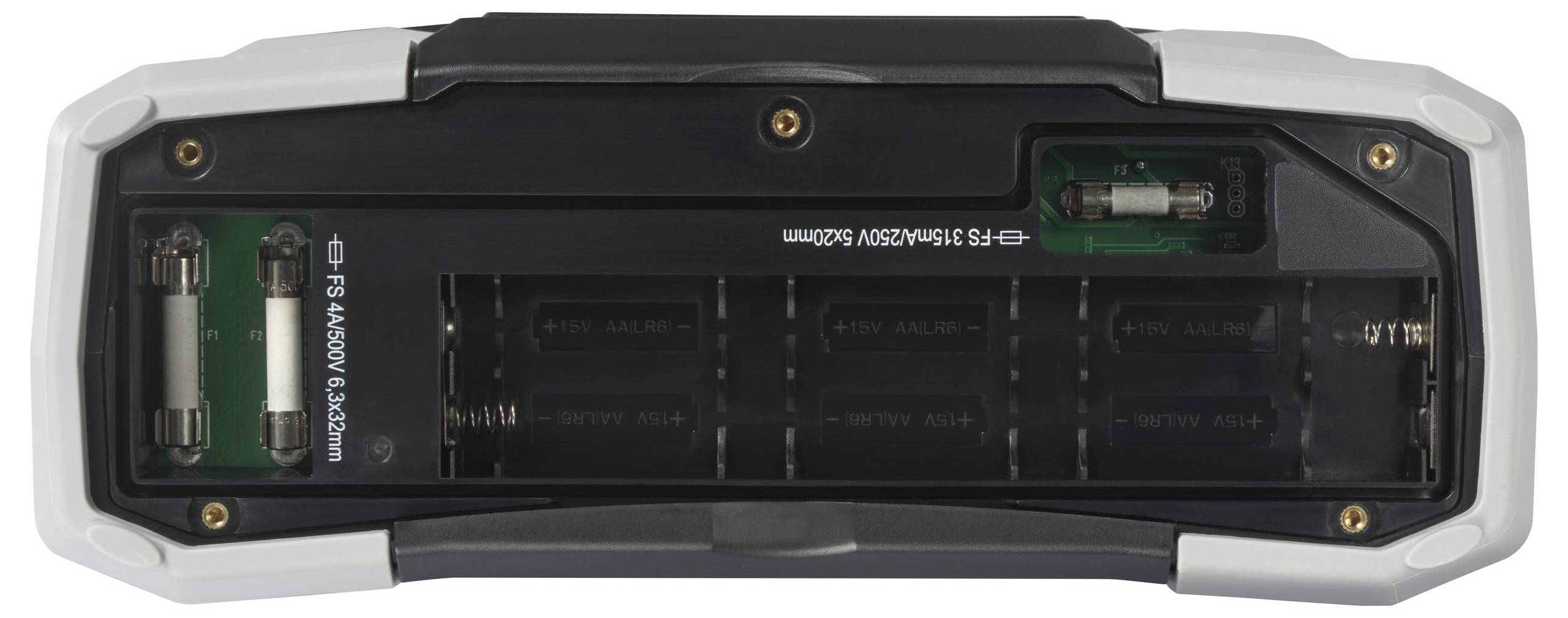 Ein Batteriefach eines Geräts, das Räume für Batterien und installierte Sicherungen zeigt, mit Beschriftungen, die die Spannung und den Verwendungszweck angeben.