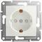 Eine weiße Steckdose, eingebettet in eine rechteckige Metallplatte, zeigt die Frontansicht mit zwei runden Löchern und einem Erdungsstift.