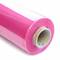 Rolle aus pinker Plastikfolie, teilweise abgerollt.