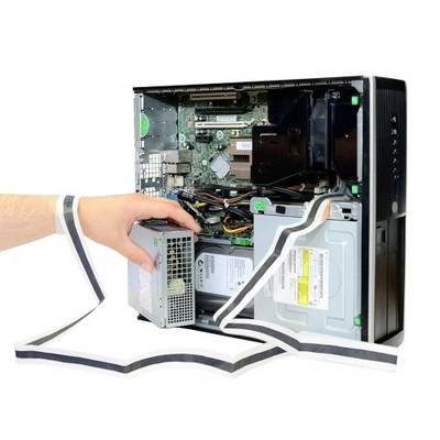 Ein offener Desktop-Computer mit sichtbarer Hardware. Eine Hand entfernt ein Netzteil aus dem Gehäuse.