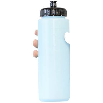 Eine Hand hält eine hellblaue Wasserflasche mit schwarzem Deckel. Die Flasche hat eine abgerundete Form und eine Einkerbung an der Seite.