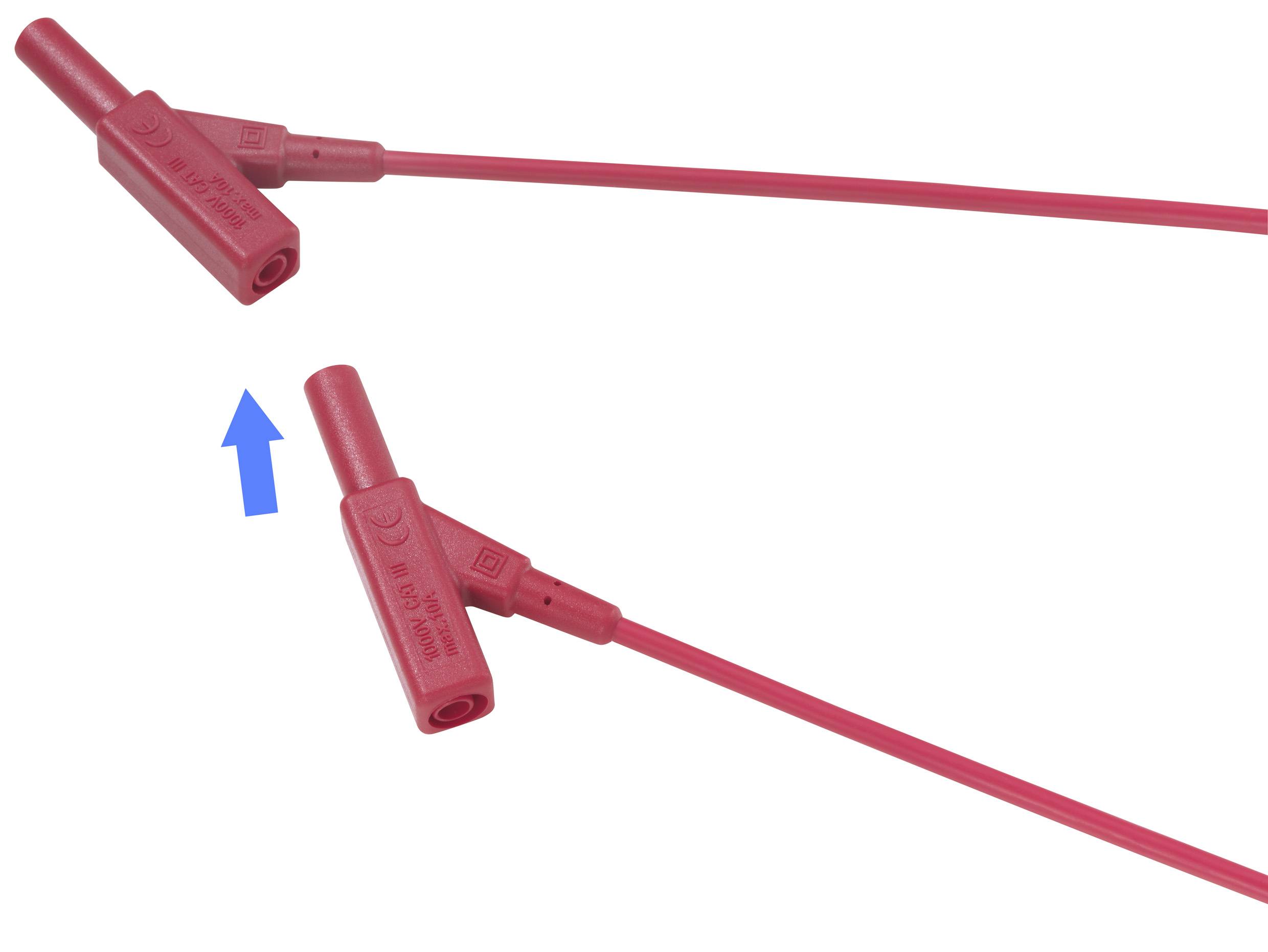 Rotes Elektrokabel mit rechteckigen Steckern an beiden Enden; einer mit Pfeil nach oben.