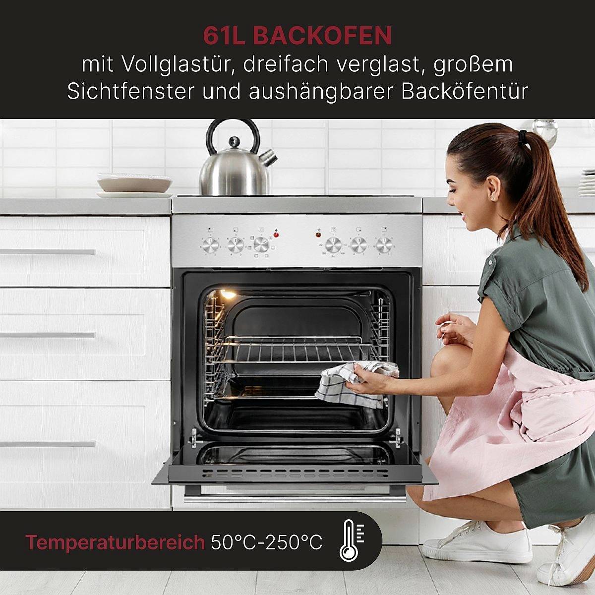 Eine Frau kniet vor einem offenen Backofen in einer modernen Küche. Der Ofen hat ein großes Sichtfenster und bietet 61 Liter Fassungsvermögen. Temperaturbereich: 50°C-250°C.