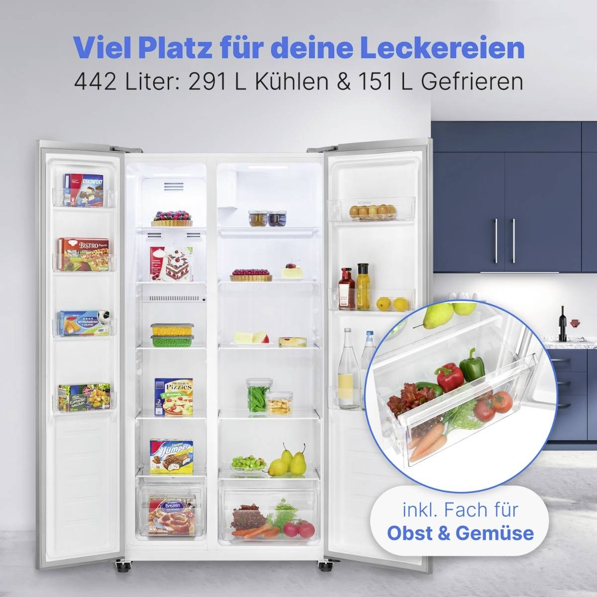 Ein geöffneter Kühlschrank mit Lebensmitteln, Obst und Gemüse im Gemüsefach. Text beschreibt die Kapazität: 291 L Kühlung, 151 L Gefrieren.