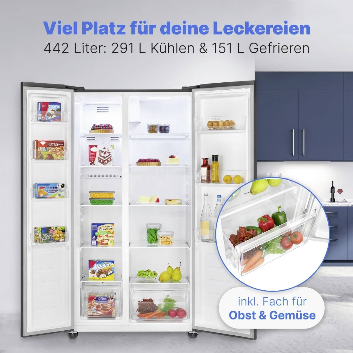 'Offener Kühlschrank in einer Küche, gefüllt mit Lebensmitteln. Text: Viel Platz für deine Leckereien, 442 Liter: 291 L Kühlen, 151 L Gefrieren.'