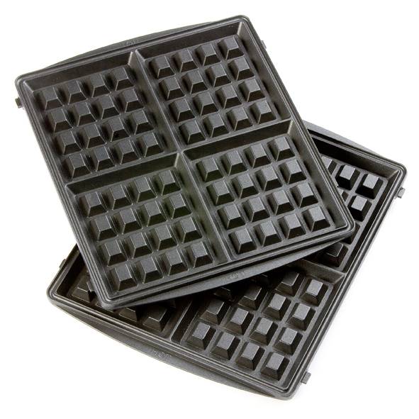 Zwei schwarze Waffeleisenplatten mit quadratischen Mustern, übereinander gestapelt. Ideal für die Zubereitung von vier rechteckigen Waffeln.