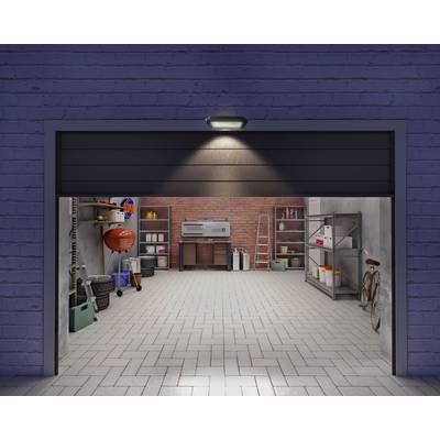 Offene Garage mit Werkzeugen, Fahrrädern und Regalen voller Gegenstände. Ziegelwand im Hintergrund mit Leiter und Grill.