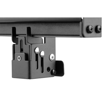Ein schwarzes Metall-Montageelement mit Schrauben und Schlitzen, zur Befestigung an einer Oberfläche.