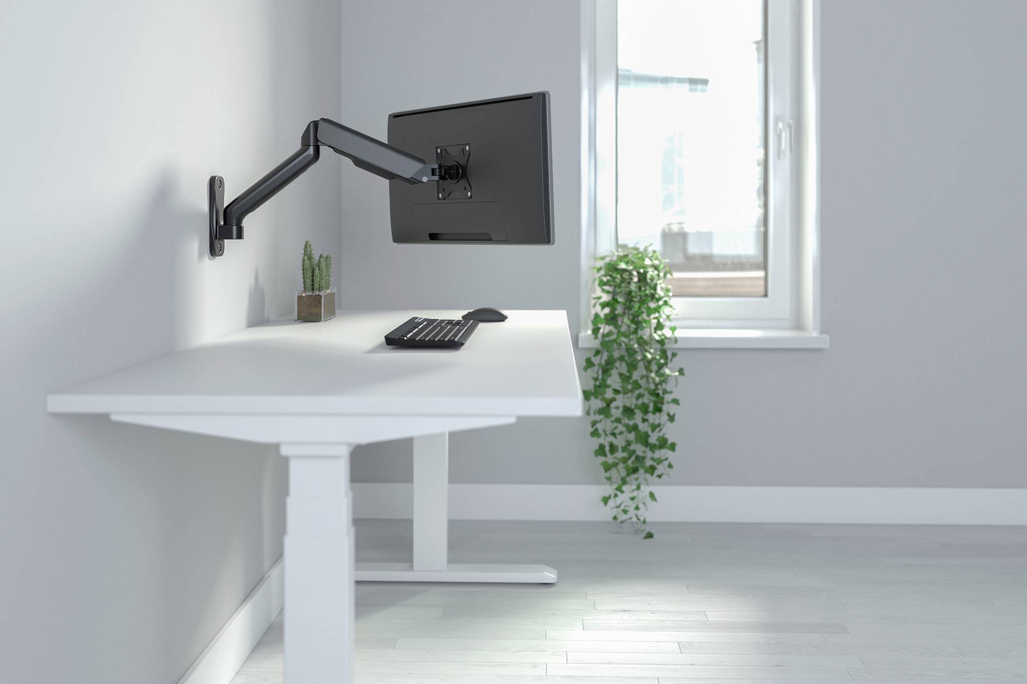 Minimalistisches Büro mit weißem Schreibtisch, Monitor an einer Halterung, Tastatur, Kakteen-Topfpflanze und hellem Fenster.