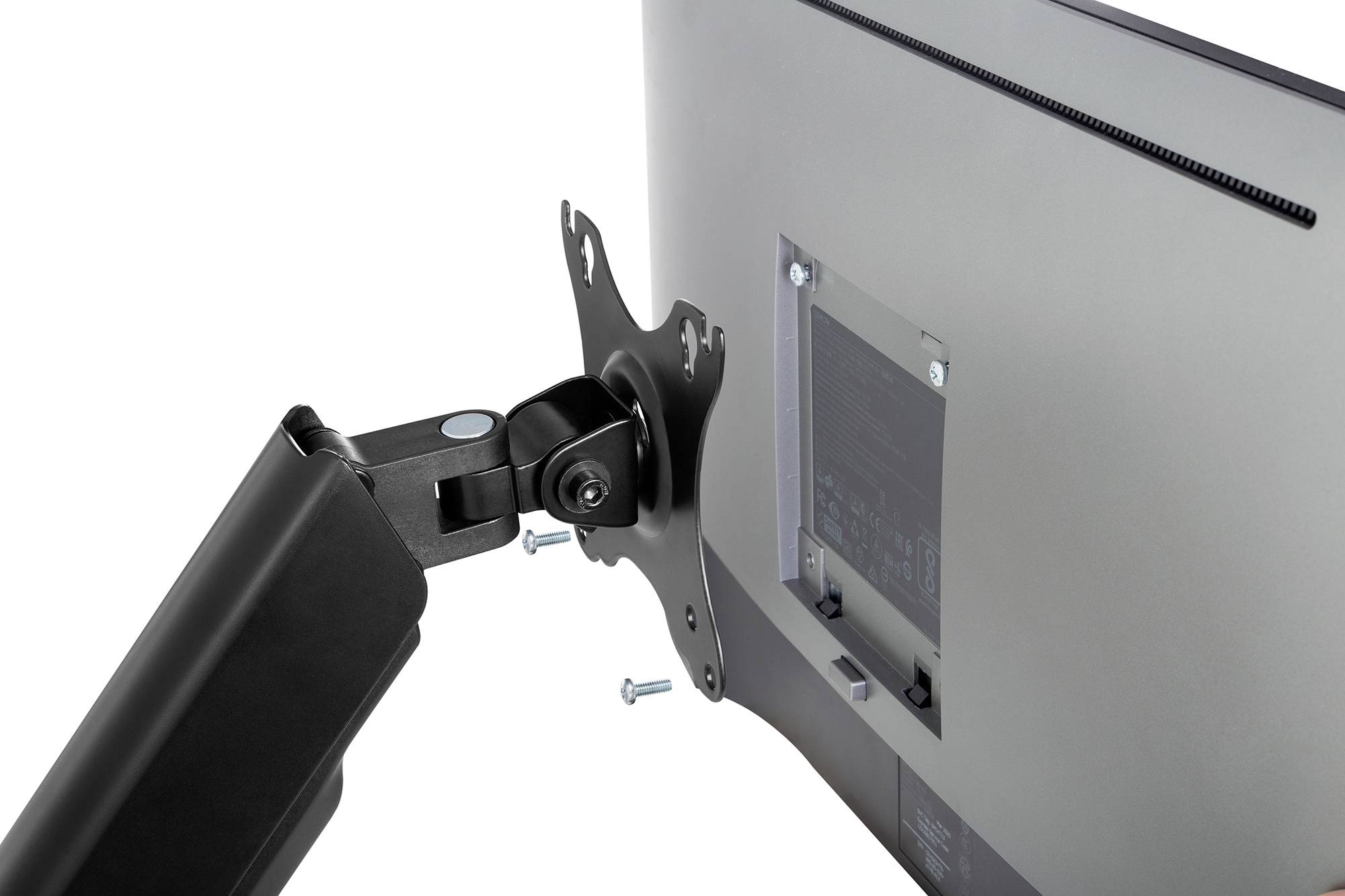 Monitor wird an einem Schwenkarm montiert. Einige Schrauben sind sichtbar. Der Schwenkarm ermöglicht flexible Positionierung des Monitors.