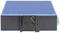 Ein quadratisches, blaues elektronisches Gerät mit schwarzen Klemmen auf einer Seite, möglicherweise ein Server oder Router.