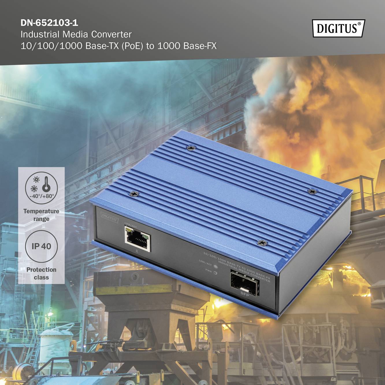 Ein blauer industrieller Medienkonverter mit dem Text 'DN-652103-1, Industrial Media Converter, 10/100/1000 Base-TX (PoE) to 1000 Base-FX'. Opjekt im Hintergrund Industrieanlage.