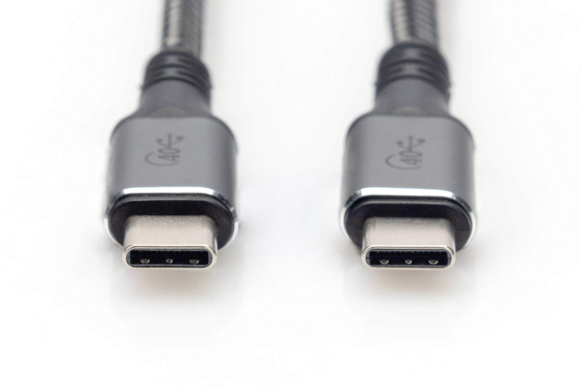 Zwei USB-C-Kabel mit metallischen Steckern liegen nebeneinander auf einer weißen Oberfläche.