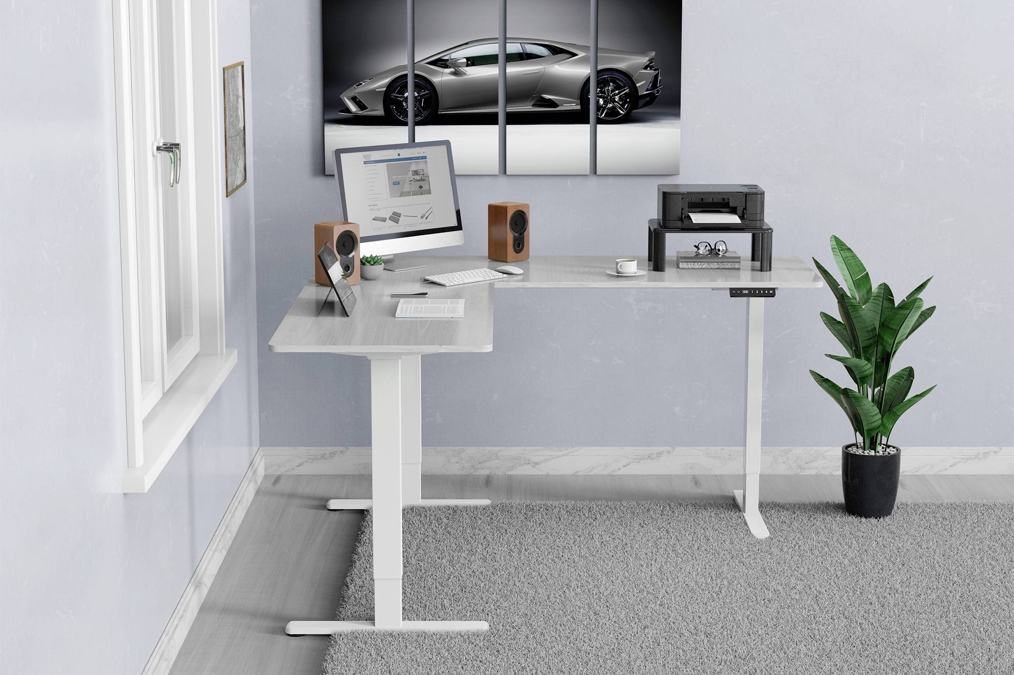 Büro mit modernem Schreibtisch, Computer, Drucker und Pflanzen. An der Wand ein Bild von einem Sportwagen.