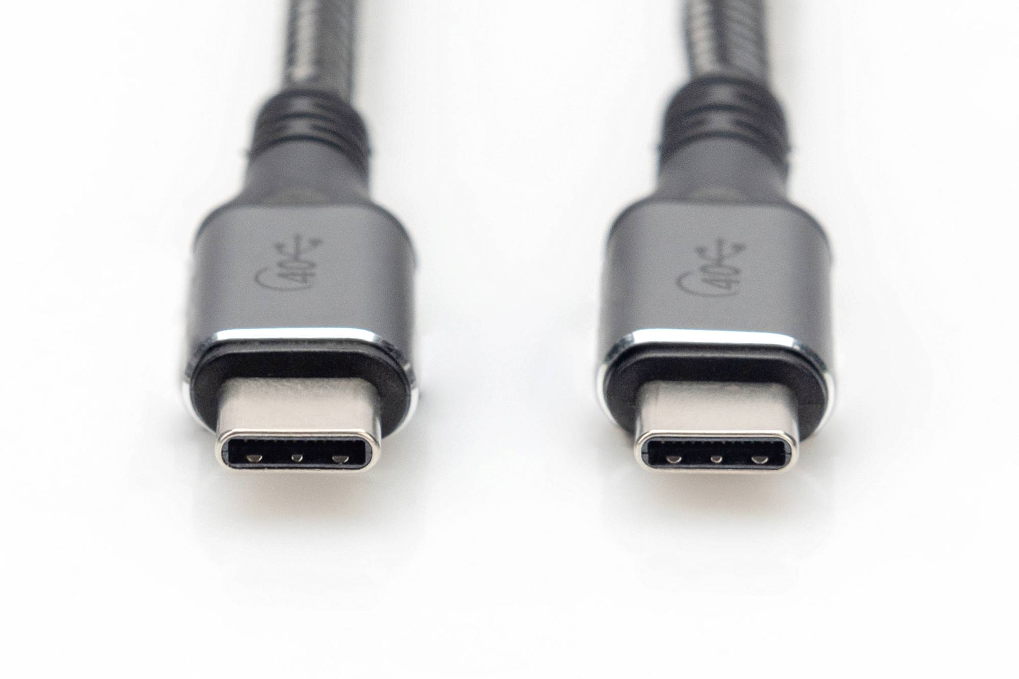 Zwei USB-C-Kabelstecker nebeneinander auf einer weißen Oberfläche.