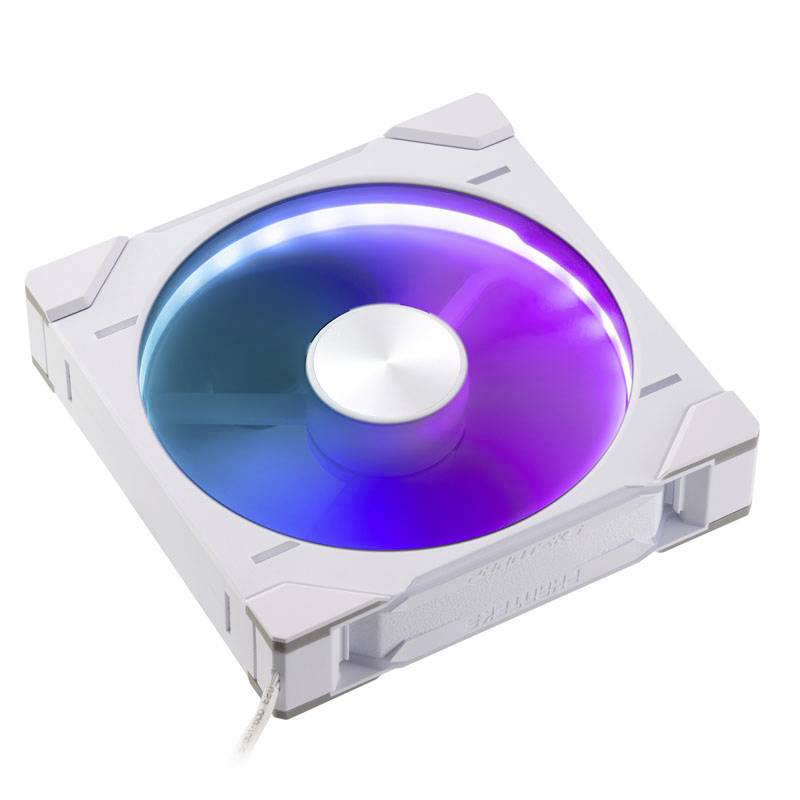 Ein weißer Computerlüfter mit RGB-Beleuchtung, die in Blau- und Lilatönen leuchtet, vor einem neutralen Hintergrund.