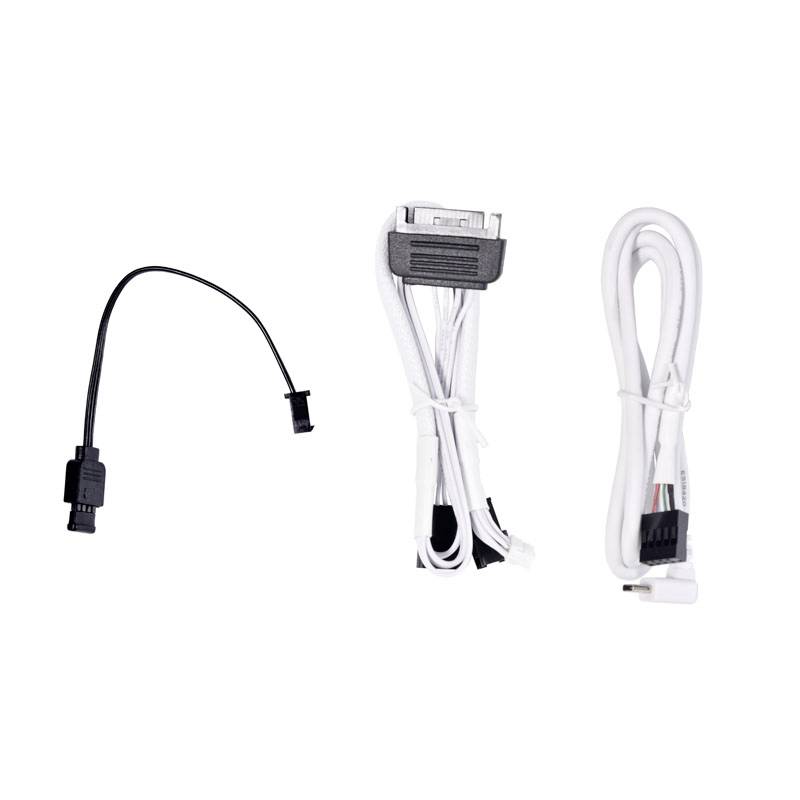 Drei Kabel vor weißem Hintergrund: Ein kurzes schwarzes Adapterkabel, ein weißes SAT-Kabel mit Clip und ein weißes USB-Kabel.