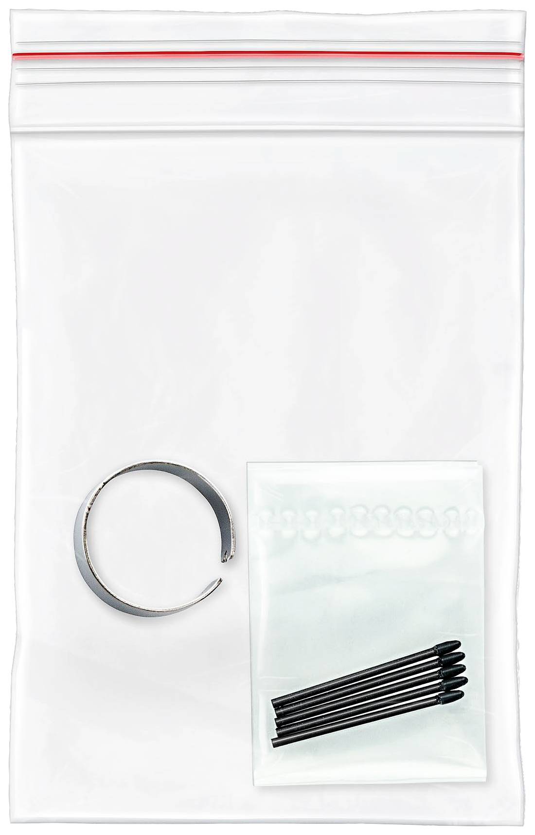 Plastiktüte mit einem Ring und kleinen schwarzen Stiften in einem separaten Beutelchen, auf weißem Hintergrund platziert.