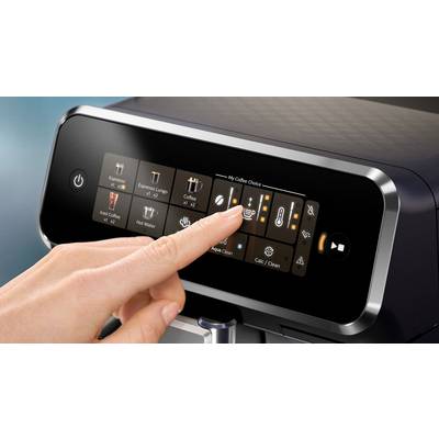 Eine Hand wählt auf dem Touchscreen einer Kaffeemaschine eine Kaffeeoption. Verschiedene Kaffeegetränke sind sichtbar.