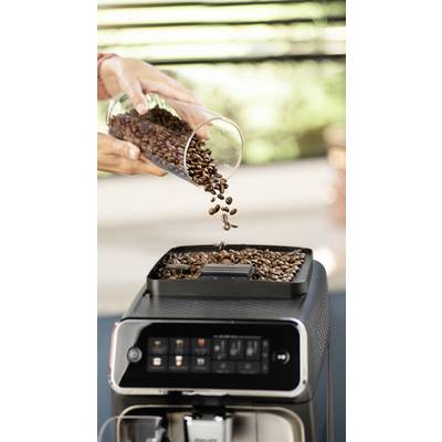 Eine Person füllt Kaffeebohnen in einen Vollautomaten. Die Maschine zeigt ein Bedienfeld mit mehreren Knöpfen.
