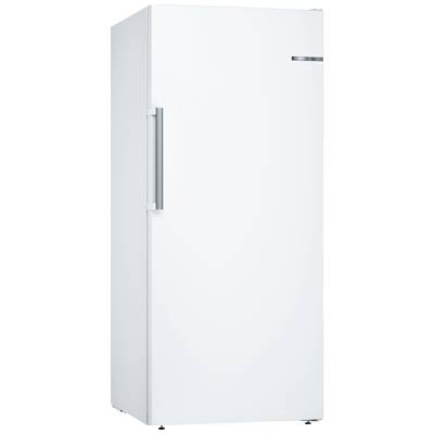 Ein weißer Kühlschrank mit einer silberfarbenen Griffstange steht in einem neutralen Raum.