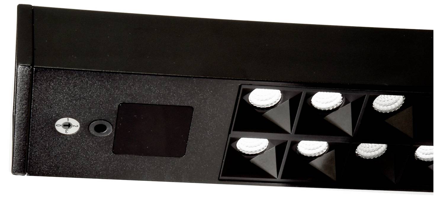 Schwarzes, rechteckiges Gerät oder eine Leuchte mit einer vorderen Bedienfeld und zwei Reihen kleiner weißer LEDs in dreieckigen Fächern.