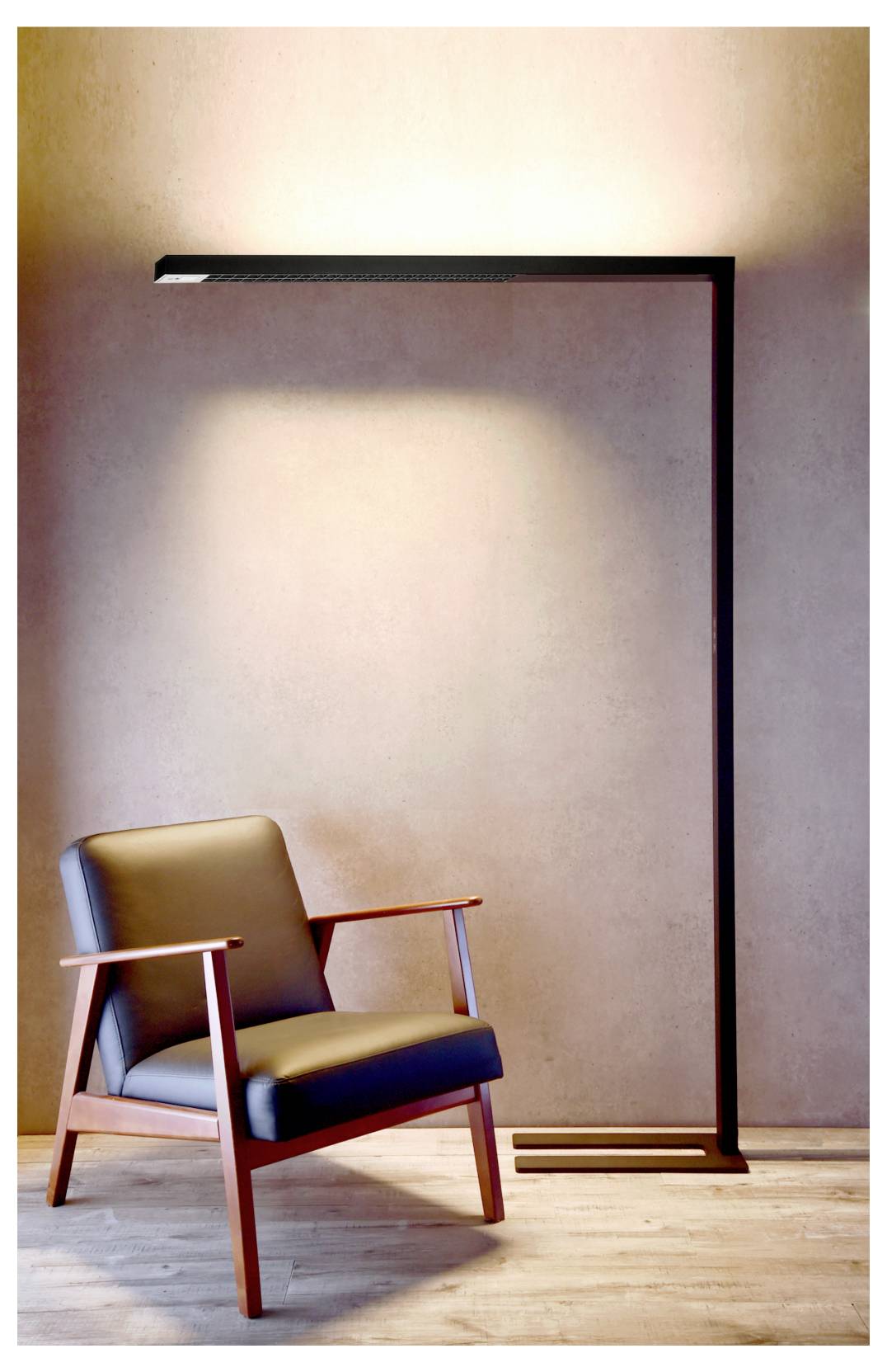 Moderner Loungesessel neben einer minimalistischen schwarzen Stehlampe in einem sanft beleuchteten Raum mit Holzboden und beigen Wänden.
