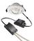 Ein LED-Downlight-Set besteht aus einem runden Leuchtmittel mit silbernem Reflektor und einem externen Netzteil mit Kabelverbindung.