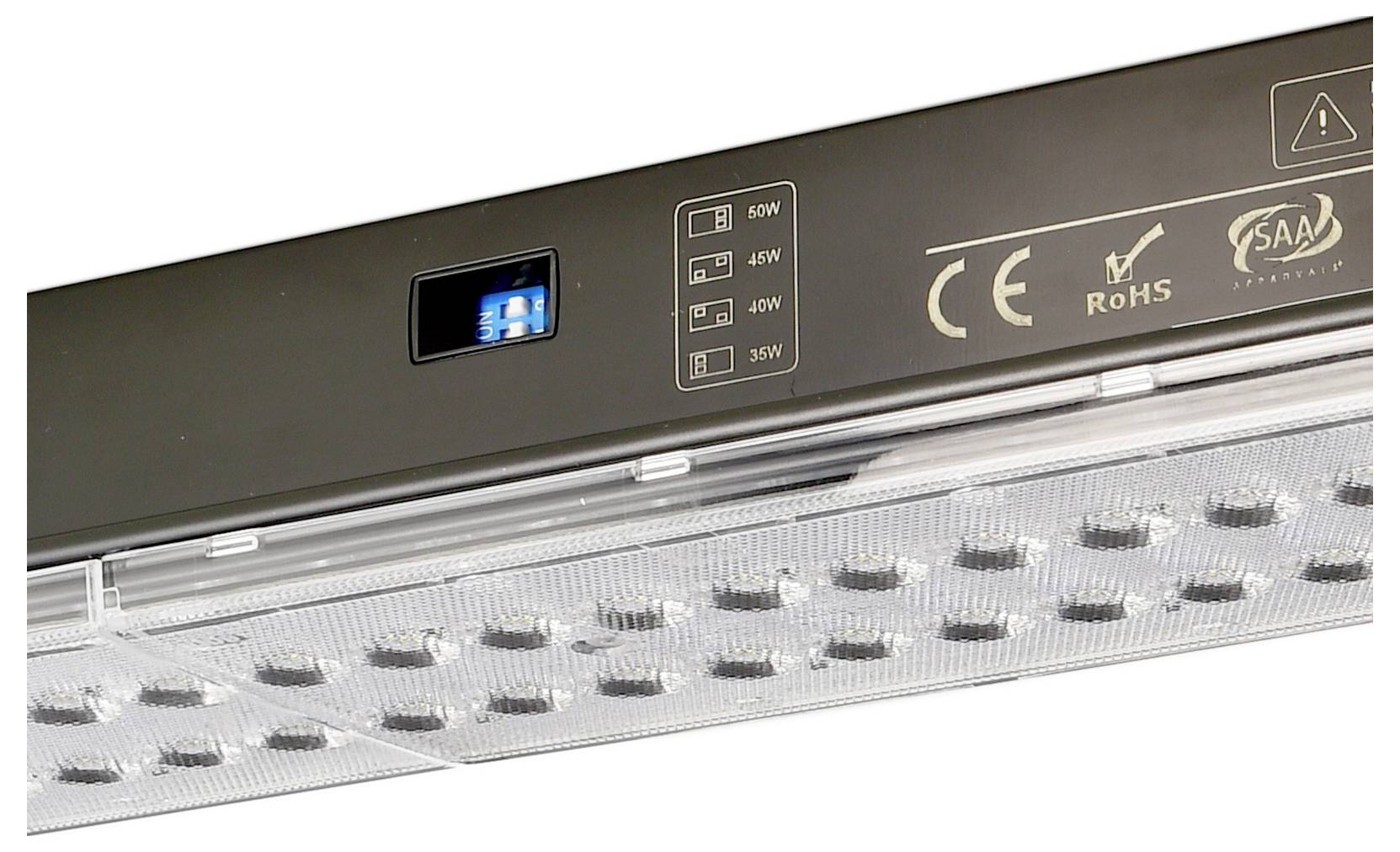 Nahaufnahme einer schwarzen LED-Leuchte mit blauem Display, Leistungsoptionen und Zertifizierungskennzeichen, darunter CE, RoHS und SAA.