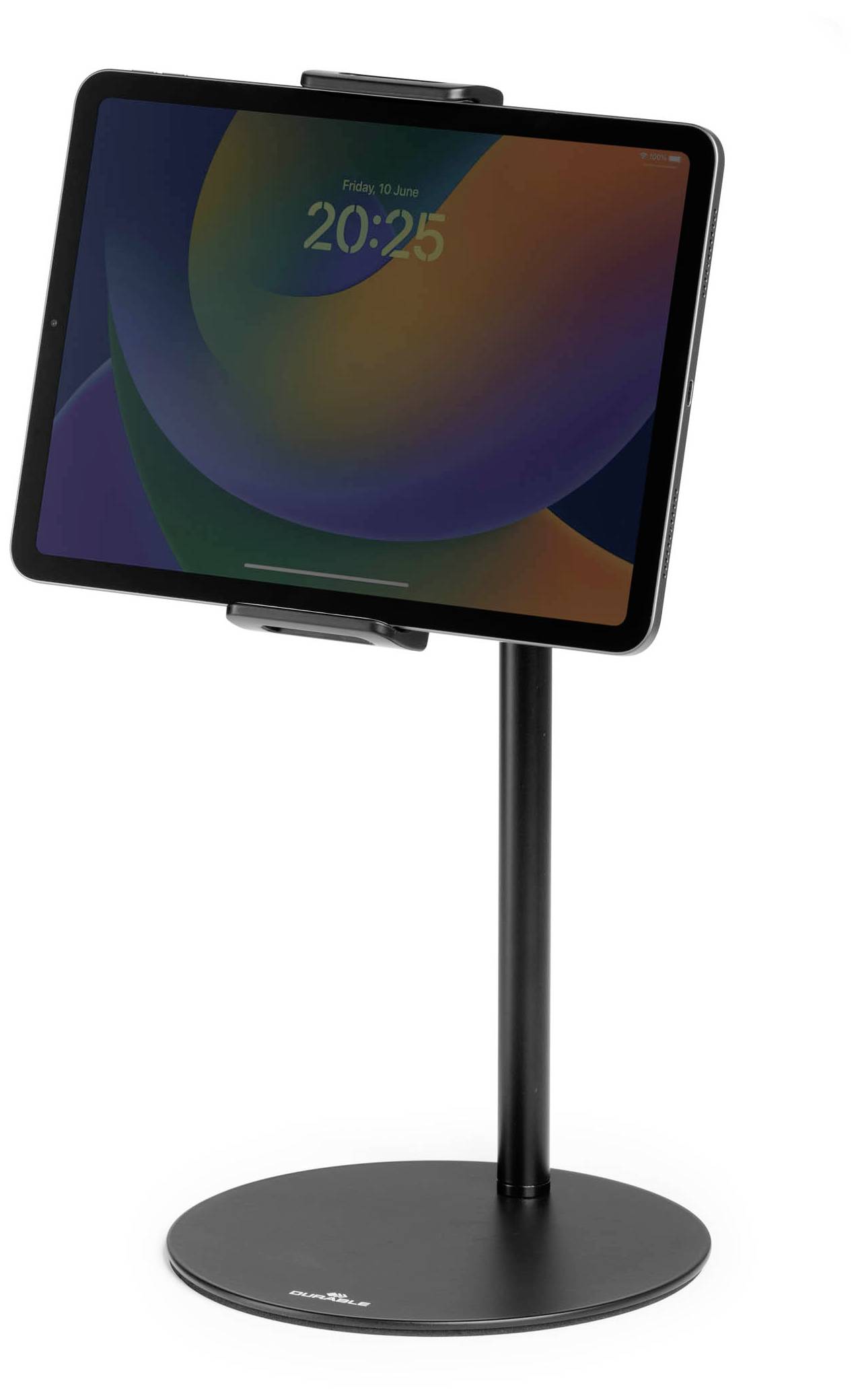 Ein Tablet steht aufrecht auf einem schwarzen Ständer. Der Bildschirm zeigt die Uhrzeit 20:25 und ein buntes, abstraktes Muster.