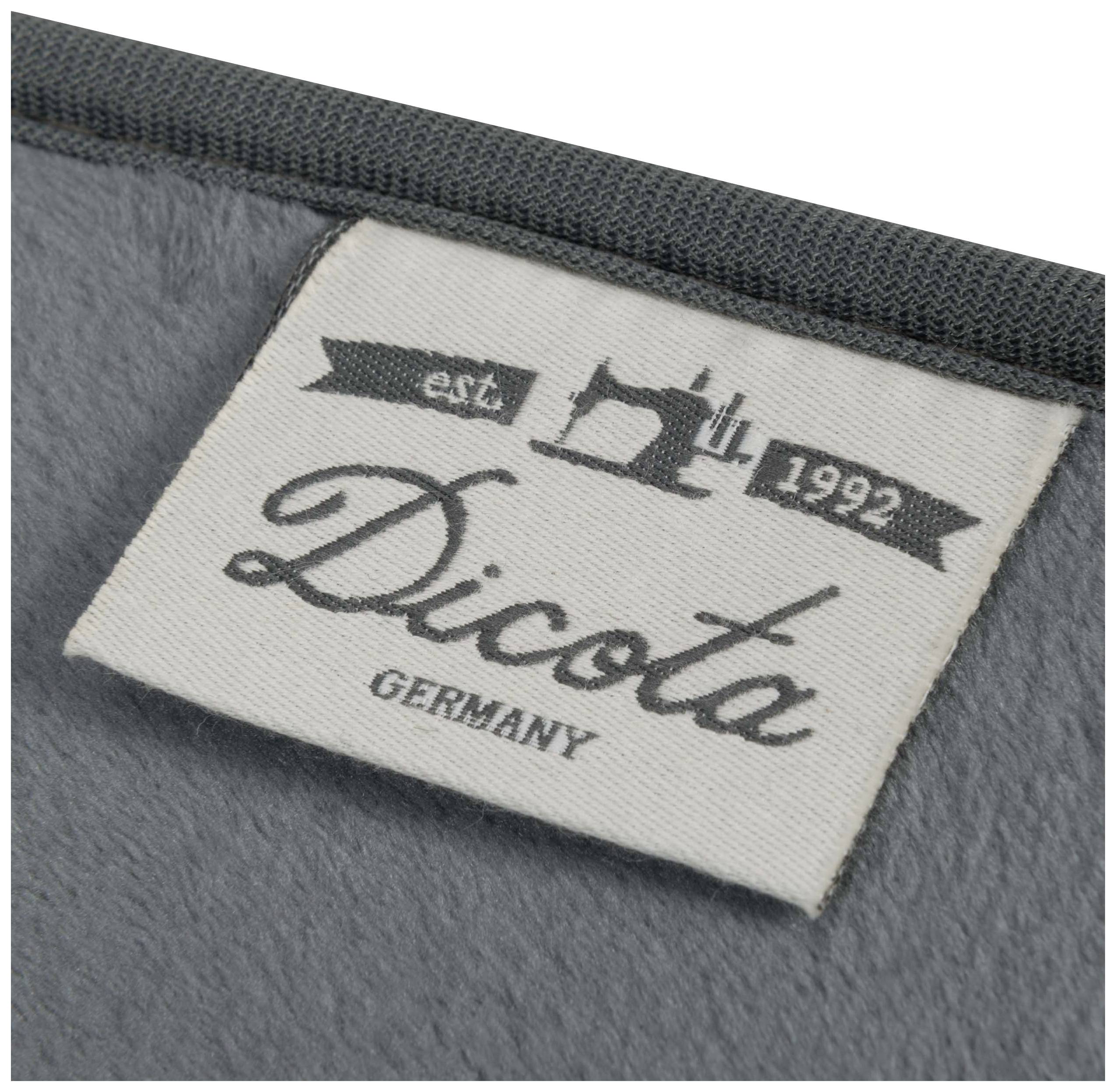 Etikett auf grauem Stoff mit Text 'Dicota GERMANY' und einem Nähmaschinen-Symbol.