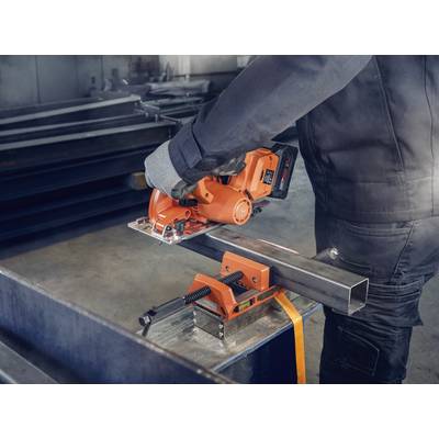 Person arbeitet mit einer orangefarbenen, tragbaren Metallsäge, um ein quadratisches Metallrohr zu schneiden. Schutzkleidung wird getragen.
