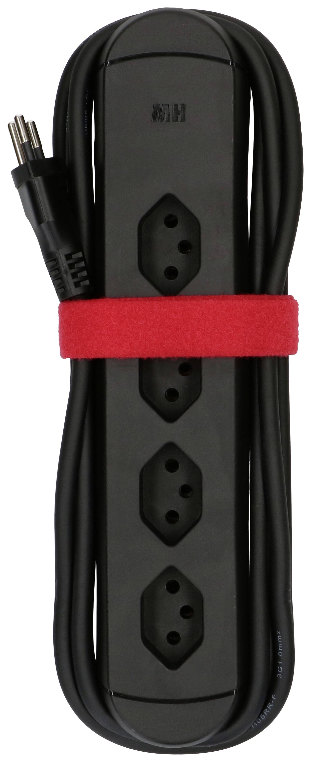 Schwarze, dreifach-Steckdosenleiste mit langem Kabel, gesichert durch ein rotes Klettband, zur Organisation von Elektronikanschlüssen.