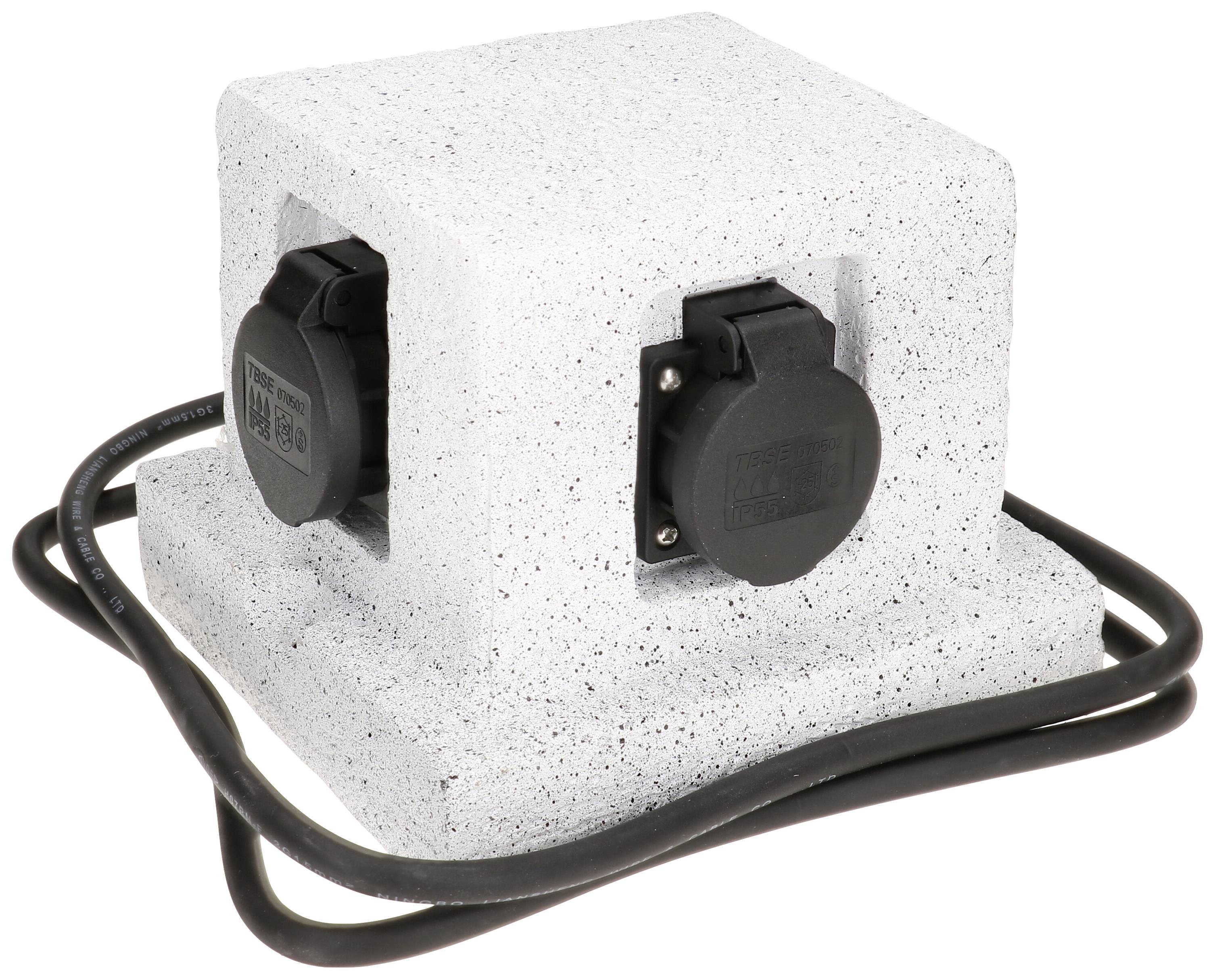 Ein Betonblock mit integrierten Steckdosen und einem schwarzen Kabel, geeignet für den Außenbereich.