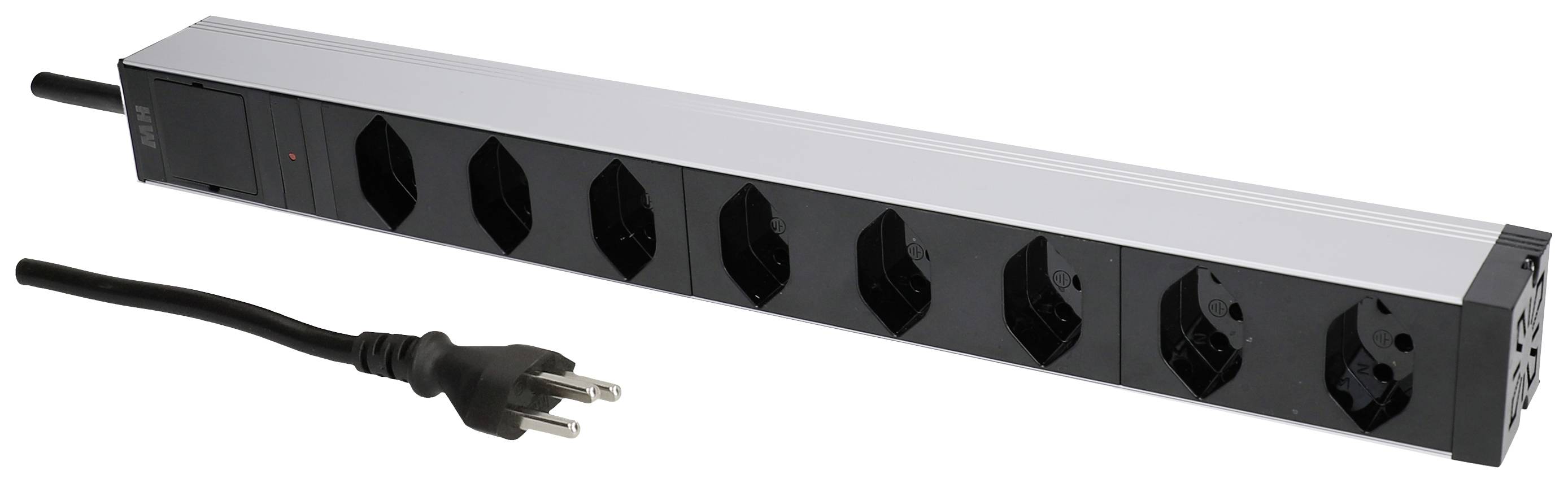 Eine silberne Steckdosenleiste mit sechs schwarzen Steckdosen und einem schwarzen Kabel mit Stecker.