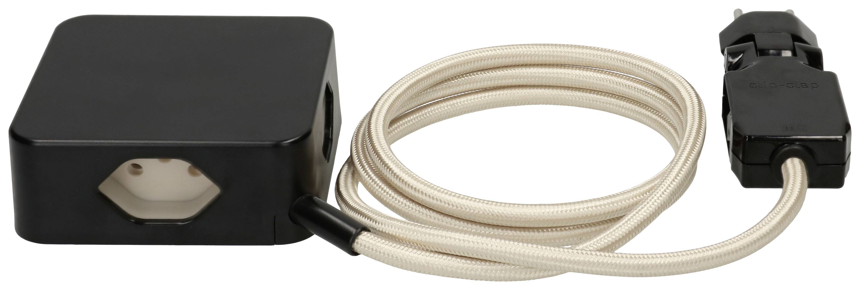 Ein schwarzer Adapter mit beige ummanteltem Kabel und Stecker. Adapter hat eine Steckdose und ist modern gestaltet.