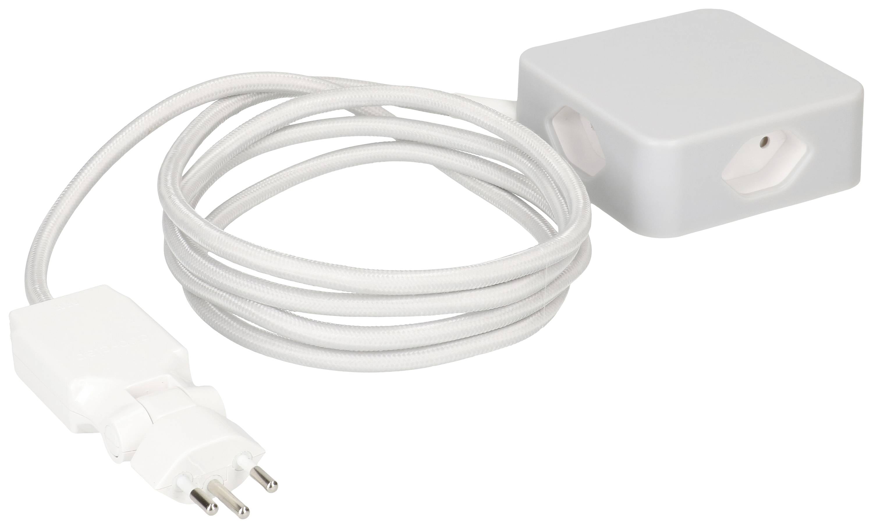 Ein weißes Verlängerungskabel mit einem dreipoligen Stecker und einer würfelförmigen Steckdose mit mehreren Anschlüssen.