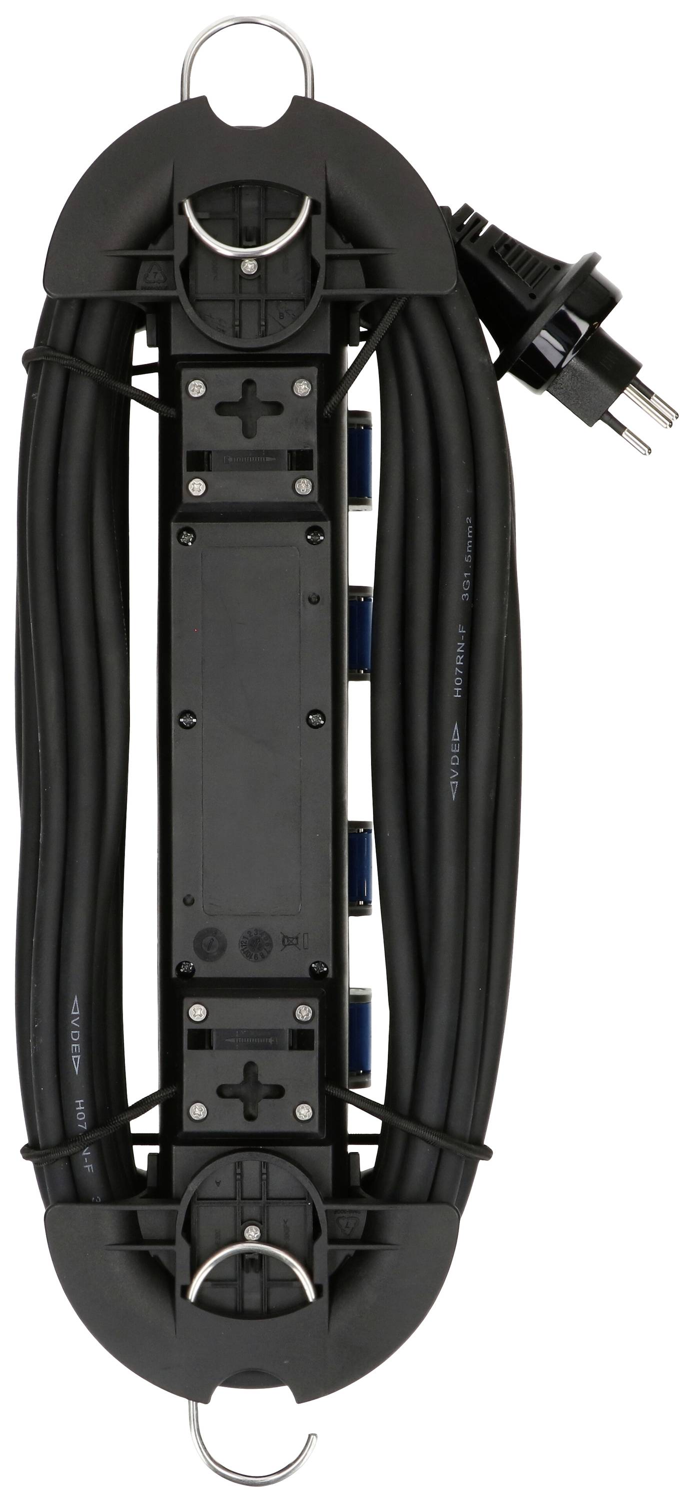 Ein schwarzes Verlängerungskabel mit mehrfacher Steckdose, ordentlich aufgerollt und einsatzbereit, mit einem europäischem Stecker.