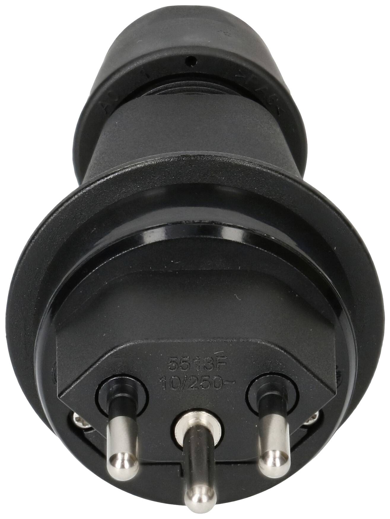Ein schwarzer Eurostecker mit drei Pins, gekennzeichnet mit '5615F 10/250~', zeigt die Vorderseite in Nahaufnahme.