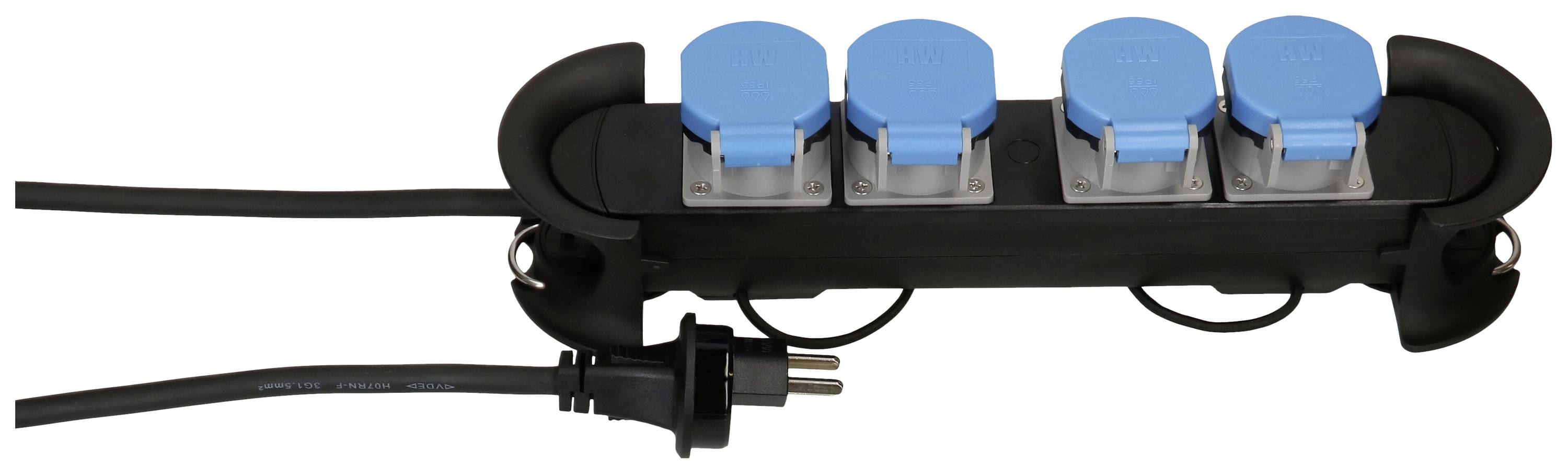 Ein schwarzes Verlängerungskabel mit vier blauen Steckdosen und einem schwarzen Stecker, geeignet für Außeneinsatz.