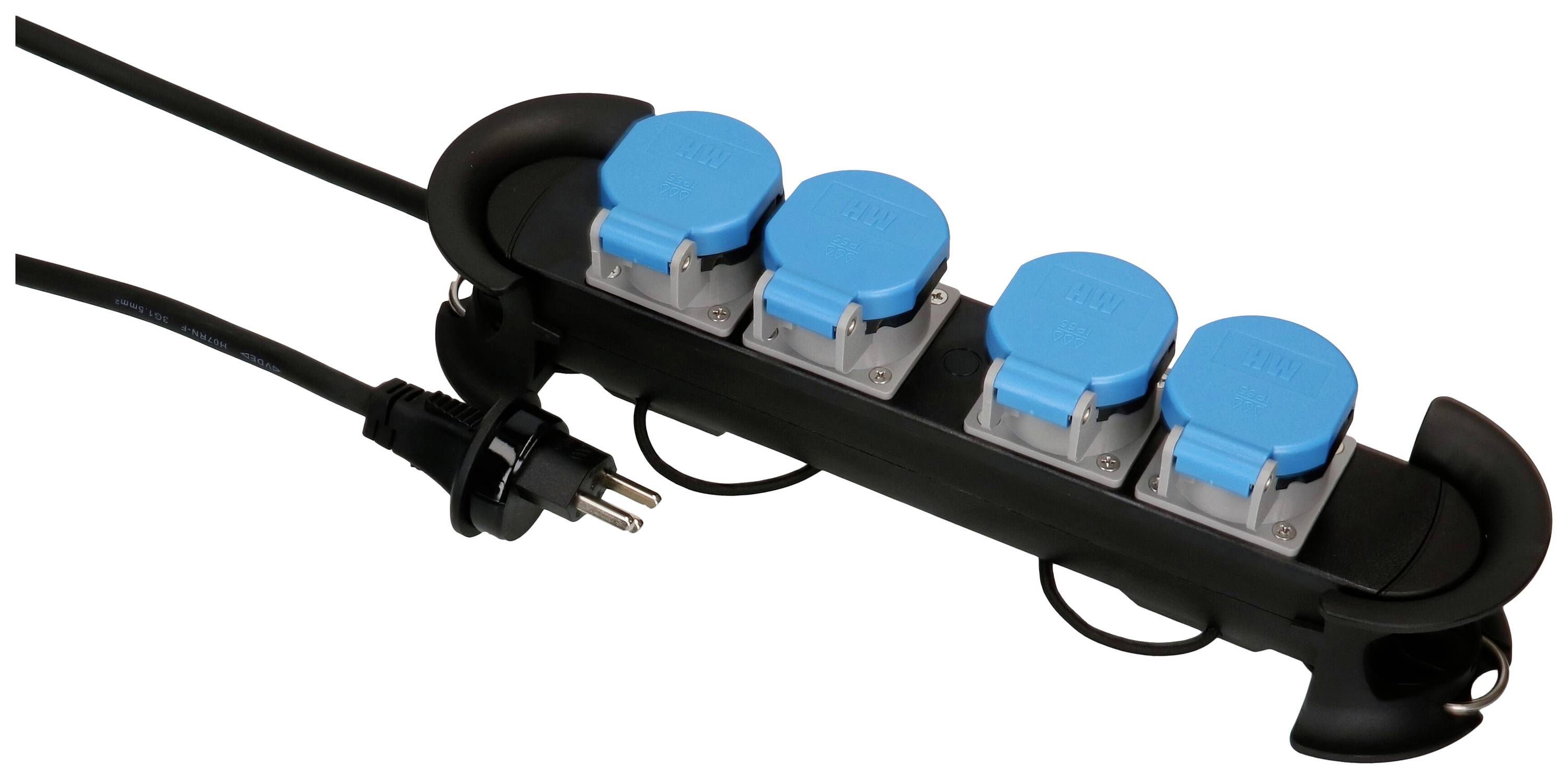 Ein schwarzer, länglicher Steckdosenblock mit vier blauen, abgedeckten Steckdosen und einem angeschlossenen Netzkabel mit Stecker.
