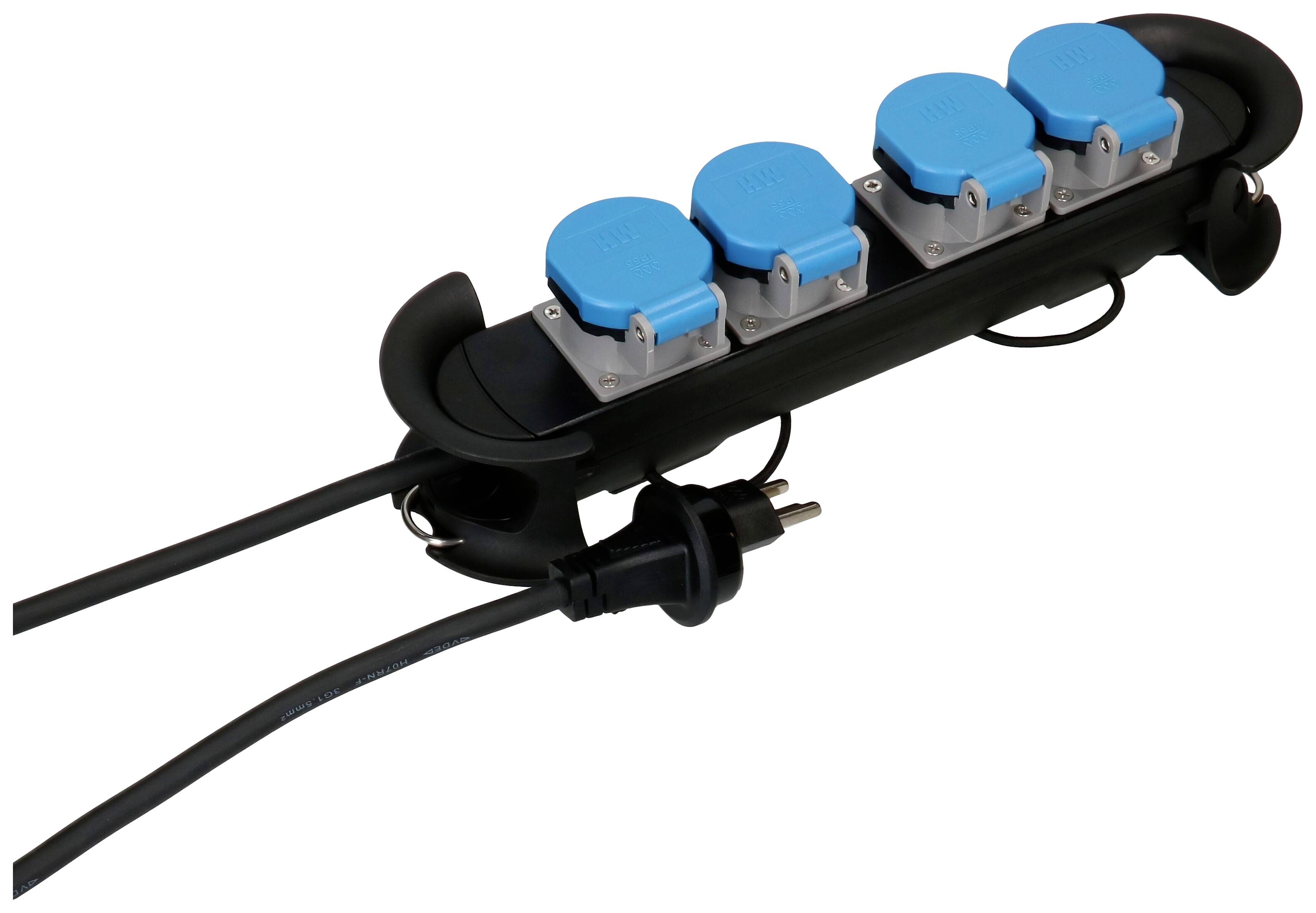 Eine schwarze Steckerleiste mit blauen Schutzabdeckungen und vier Steckplätzen. Ein Stromkabel mit Stecker ist angeschlossen.