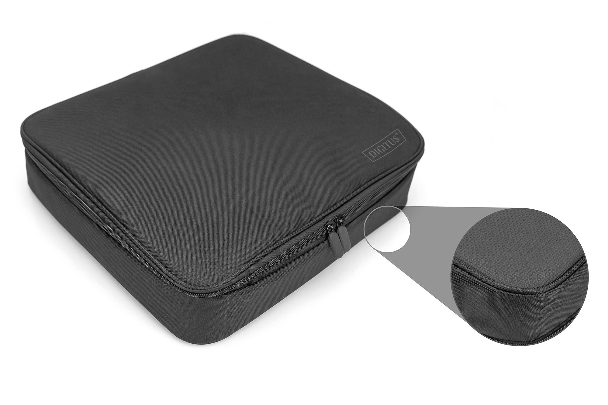 Schwarze, rechteckige Aufbewahrungstasche mit Reißverschluss, Logo auf der Oberseite; Nahaufnahme zeigt das Gewebe der Tasche.