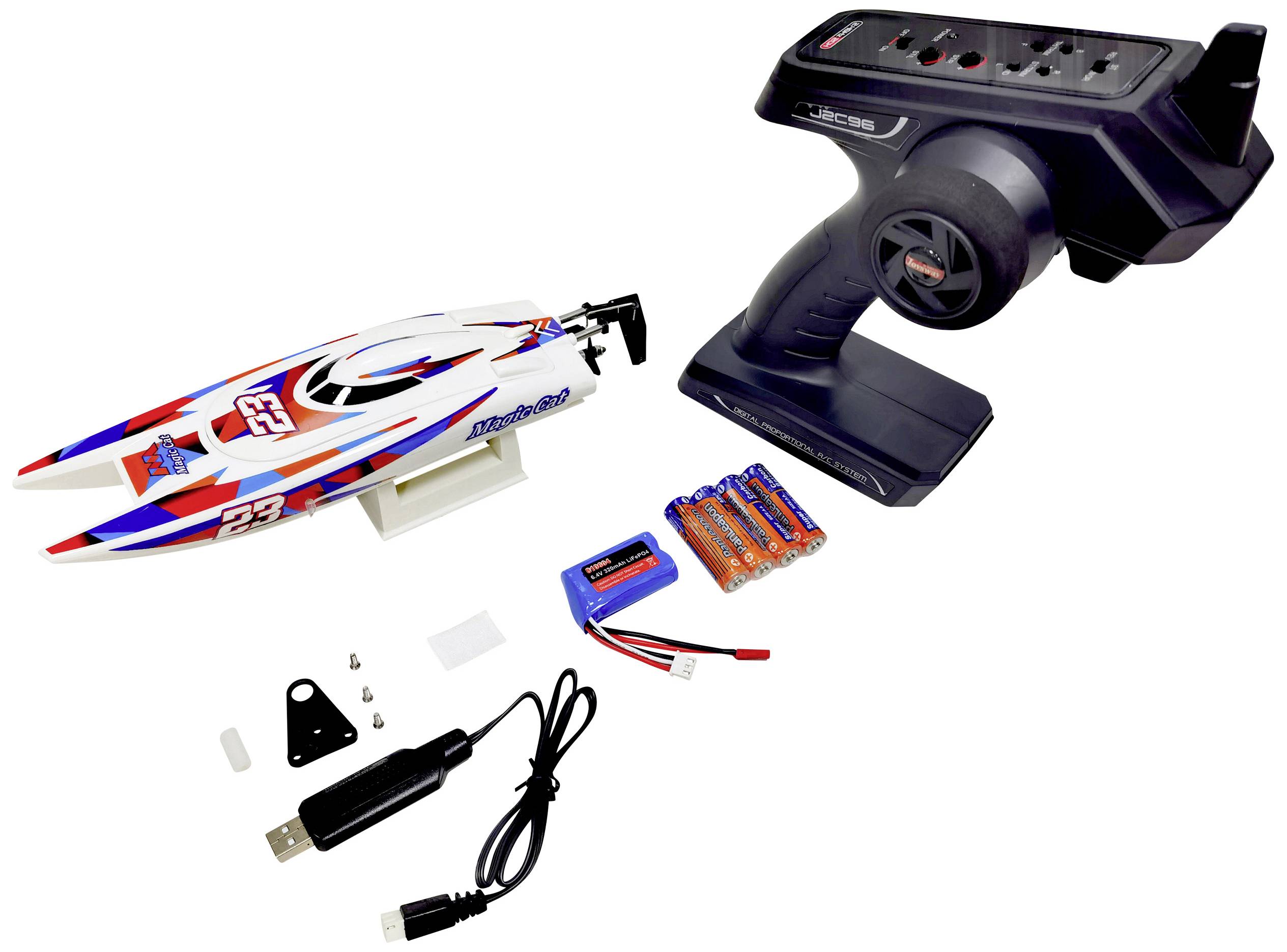 Ferngesteuertes Boot mit Controller und Zubehör, einschließlich Akkus und USB-Ladegerät, auf weißem Hintergrund dargestellt.