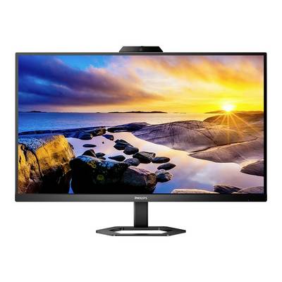 Ein Monitor zeigt eine Landschaft mit Felsen und Wasser im Sonnenuntergang. Der Himmel ist bunt gefärbt.